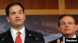 Los senadores Robert Menéndez (izq.) y Marco Rubio (der.), demócrata por Nueva Jersey y republicano por Florida respectivamente, están entre los principales proponentes de la ley Verdad sobre Venezuela. Foto de archivo.