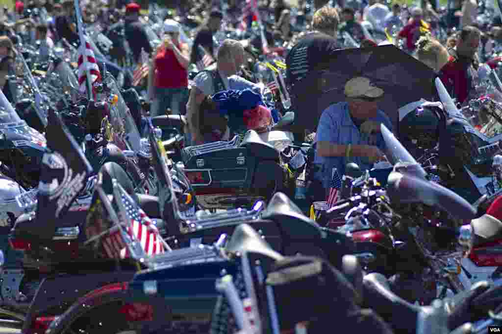 Para peserta bersiap-siap untuk Rolling Thunder &#39;Ride for Freedom,&#39; 25 Mei 2014. (Dimitris Manis/VOA)