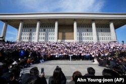 Anggota oposisi utama Partai Demokrat menggelar unjuk rasa menentang Presiden Korea Selatan Yoon Suk Yeol di Majelis Nasional di Seoul, Korea Selatan, Rabu, 4 Desember 2024. (Ahn Young-joon/AP)