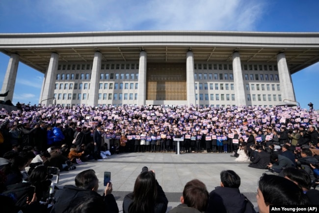 Anggota oposisi utama Partai Demokrat menggelar unjuk rasa menentang Presiden Korea Selatan Yoon Suk Yeol di Majelis Nasional di Seoul, Korea Selatan, Rabu, 4 Desember 2024. (Ahn Young-joon/AP)