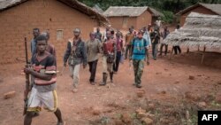 Des combattants anti-Balaka patrouillent dans la paroisse de Gambo, sud-est de la Centrafrique,16 août 2017