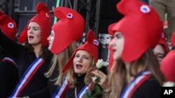 Manifestation à Paris, dimanche 6 octobre 2019, contre un projet de loi français qui donnerait aux couples de lesbiennes et aux femmes célibataires l'accès à la fécondation in vitro et aux procédures connexes.