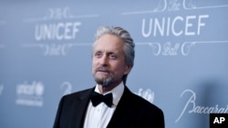 Michael Douglas setibanya di acara "UNICEF Ball" di Beverly Hills, California, 14 Januari 2014 (Photo by Richard Shotwell Invision/AP).