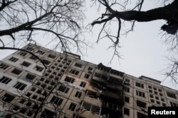 Stambena zgrada u kijevskom naselju Djeprovski, oštećena u ruskom raketiranju.