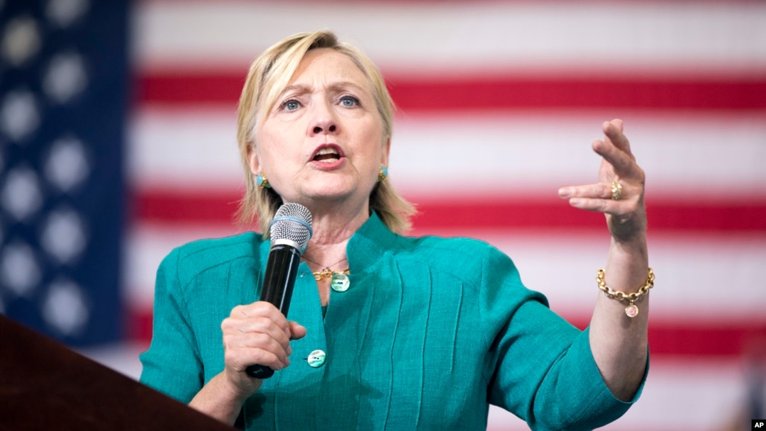 Ứng cử viên tổng thống bên đảng Dân chủ Hillary Clinton phát biểu trong một buổi mít tinh tại Trường Trung học Abraham Lincoln ở Des Moines, Iowa, ngày 10 tháng 8 năm 2016.