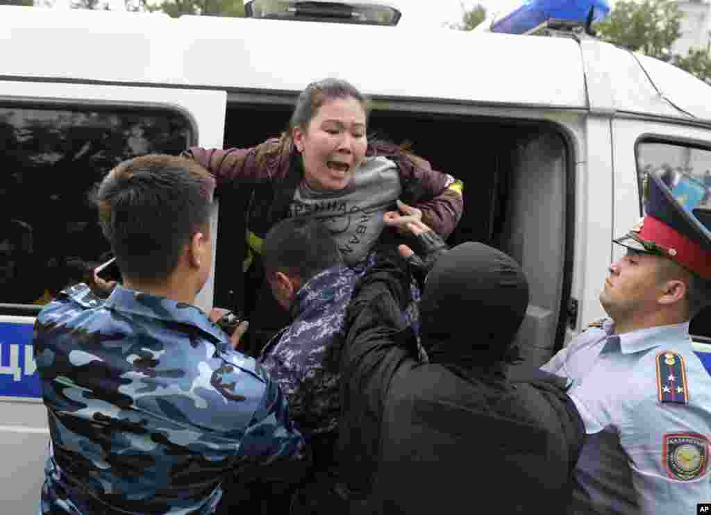سه روز بعد از انتخابات قزاقستان، بازداشت و سرکوب معترضان ادامه دارد. مخالفان می&zwnj;گویند انتخابات عادلانه نبود و همه چیز در مسیر پیروزی رئیس جمهوری موقت این کشور هدایت شده بود.&nbsp;