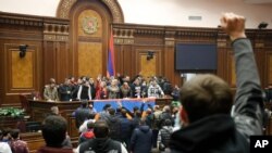 10일 아르메니아와 아제르바이잔이 분쟁 지역 나고르노-카라바흐를 둘러싼 교전을 끝내기로 하는 합의한 가운데, 휴전에 반대하는 아르메니아 시민들이 예레반 의회 건물을 점거했다. 