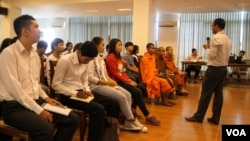 An instructor is seen leading a workshop on anti-corruption issues in Phnom Penh, June 30, 2016. Over 60 youths participated in the event. (Leng Len/VOA Khmer)