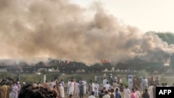 Treni ikiwaka moto baada ya mtungi wa gesi kuripuka wakati abiria walipokuwa wakipika chakula cha asubuhi karibu na mji wa Rahim Yar Khan jimbo la mashariki la Punjab , Pakistan Octoba 31, 2019,Pakistan's Punjab Emergency Service Rescue/AFP