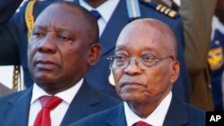 Le président sud-africain Jacob Zuma, à droite, et le président de l'ANC Cyril Ramaphosa, à gauche, à Cape Town, Afrique du Sud, le 9 février 2017.