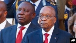 Le président sud-africain Jacob Zuma, à droite, se tient à côté du vice-président Cyril Ramaphosa, à l’extérieur du parlement, après une adresse sur l'état de la nation à Cape Town, Afrique du Sud, 9 février 2017.