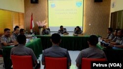 Sidang disiplin anggota polisi Lumajang di Polda Jawa Timur terkait kasus tambang pasir yang menewaskan Salim Kancil (Foto: VOA/Petrus)