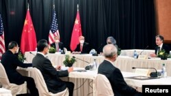 El secretario de Estado de EE. UU., Antony Blinken, habla frente a la delegación de China en las conversaciones que tienen lugar entre delegaciones de ambos países en Anchorage, Alaska, el 18 de marzo de 2021.