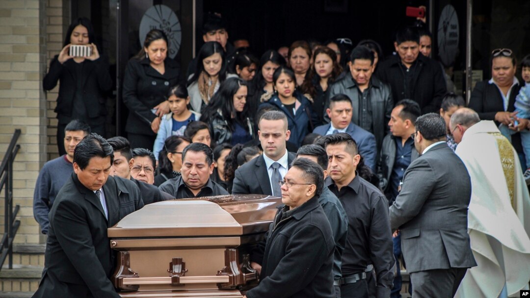 ARCHIVO - El ataúd de Justin Llivicura, uno de los cuatro jóvenes encontrados asesinados en un presunto asesinato de la pandilla MS-13, es transportado desde la Iglesia St. Joseph the Worker después de su funeral, el 19 de abril de 2017, en East Patchogue, Nueva York