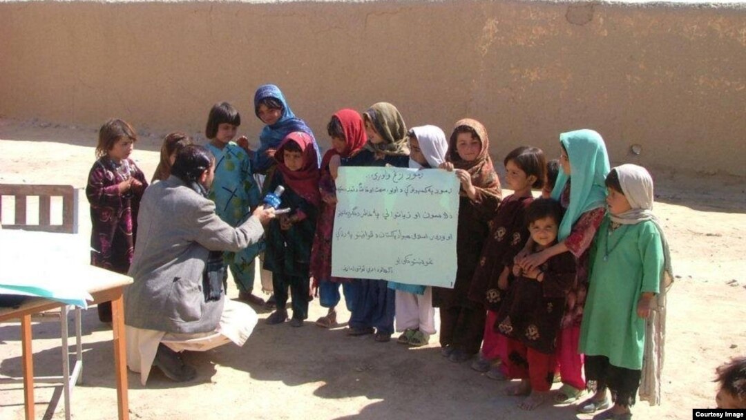 حبیب الرحمان تاثیر شاعر او لیکوال دې او د پنځو بچیانو پلار دې