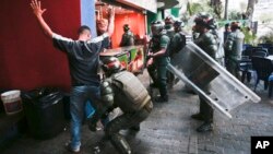 Efectivos de la Guardia Nacional cachean a los transeúntes en la zona de la Plaza de Altamira.