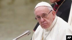 El caso podría convertirse en otro problema para el papa Francisco, quien está batallando para ganarse la confianza de los fieles católicos por la forma como ha manejado los casos de abuso sexual.