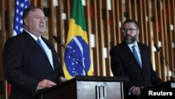 El secretario de Estado de EE.UU., Mike Pompeo, y el ministro de Exteriores de Brasil, Ernesto Araujo, ofrecieron una rueda de prensa conjunta el 2 de enero de 2019 en Brasilia, Brasil.