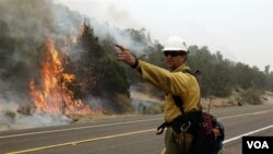 Los bomberos avanzan en las tareas de combate de los incendios forestales y alertan a los residentes sobre el avance del fuego.