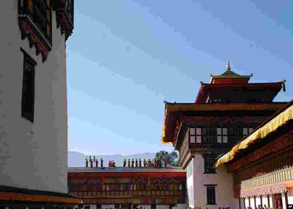 Court musicians on the roof of dzhong (fortress and monastery) (Photo/VOA - S. Herman)