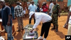 Rais Pierre bNkurunziza akilindwa na walinzi wake anapiga ki