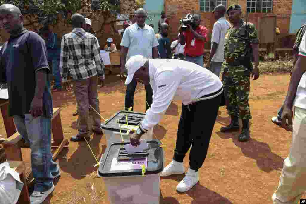 Le président burundais Pierre Nkurunziza place son bulletin de vote dans l'urne dans un bureau de vote à ciel ouvert, le 29 juin 2015, lors des élections législtives au Burundi