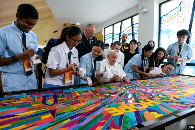 En esta fotografía tomada el 13 de septiembre de 2024 y difundida por Vatican Media, el papa Francisco participa en un encuentro interreligioso con jóvenes en el Catholic Junior College de Singapur.