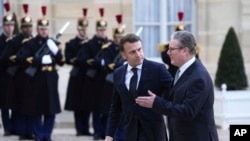 Presiden Prancis Emmanuel Macron (kiri) berbicara dengan Perdana Menteri Inggris Keir Starmer saat Starmer tiba di Istana Elysee di Paris, pada 17 Februari 2025. (Foto: AP/Aurelien Morissard)