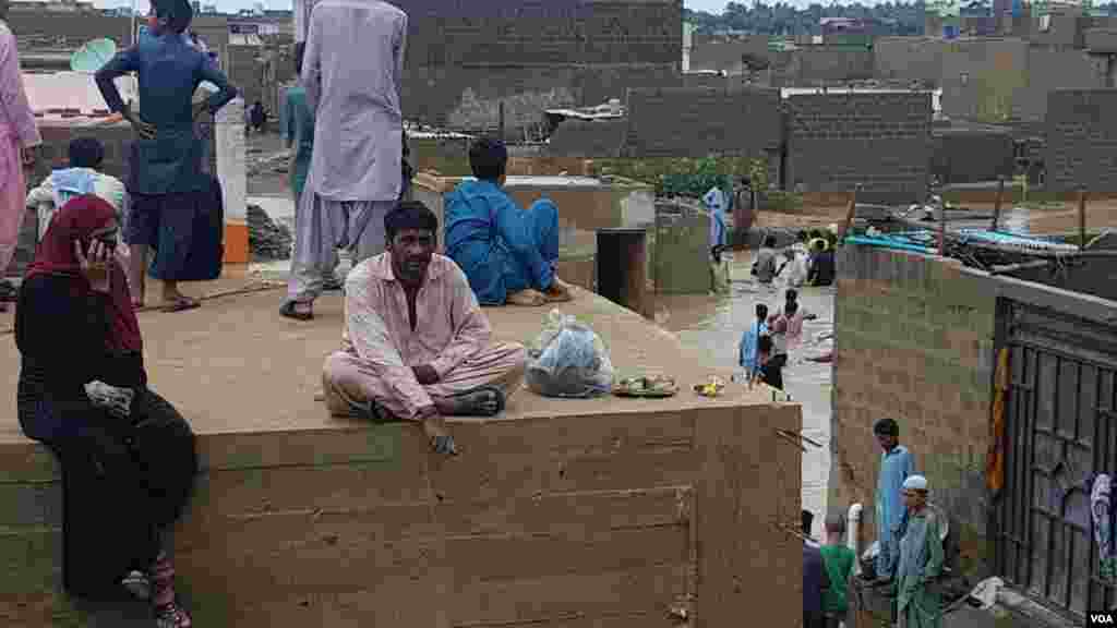 پاکستان کے سب سے بڑے شہر کراچی میں بھی حالیہ بارشوں نے تباہی مچا دی ہے۔ شہر کے نشیبی علاقے زیرِ آب آنے سے شہریوں کو مشکلات کا سامنا ہے۔ 
