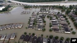 Permukiman warga terendam air akibat badai tropis Harvey di kota Spring, Texas (29/8).