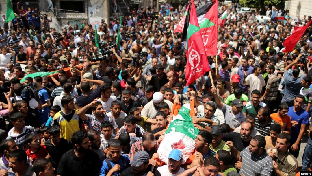 Palestinci marširaju tokom sahrane Deifove supruge, njegovog malog sina Alija i drugih Palestinaca u pojasu Gaze
