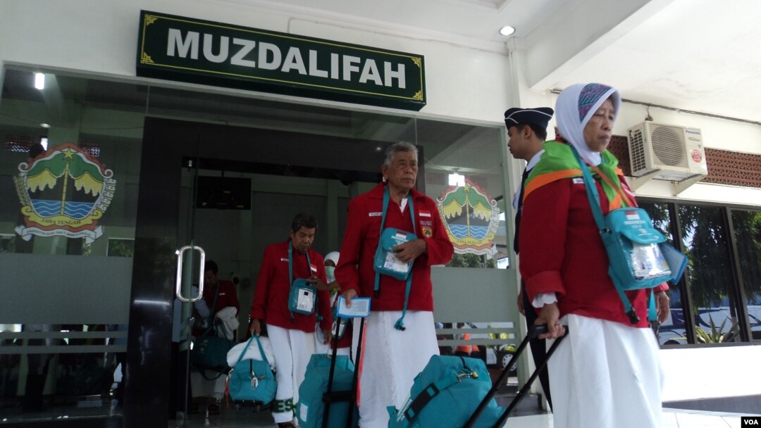 Jemaah haji dari Solo yang akan berangkat menuju Arab Saudi. (VOA/Yudha Satriawan)