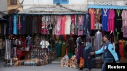 Des Tuniens dans la vieille ville de Tunis, le 12 décembre 2015. 