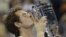 El británico Andy Murray besa el trofeo ganado anoche en el Abierto de Estados Unidos, en Nueva York, su primer Grand Slam.