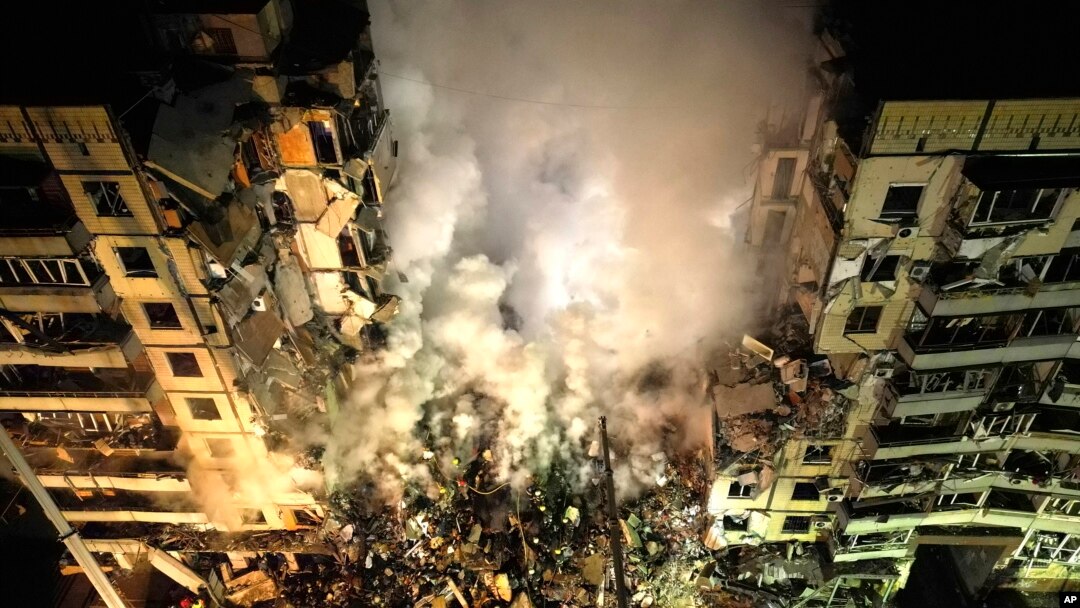 乌克兰救援人员正在对乌克兰第聂伯罗市一栋被俄罗斯导弹摧毁的公寓大楼进行搜救。(2023年1月14日)