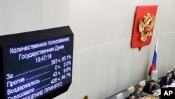 Russian lawmakers vote on a third reading of constitutional amendments at the State Duma, the Lower House of the Russian Parliament in Moscow, March 11, 2020. 