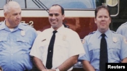 Relawan damkar Corey Comperatore (tengah) bersama rekan-rekan dari Dinas Damkar Buffalo Township. Corey adalah korban tewas penembakan dalam acara kampanye pilpres Donald Trump di Butler, Pennsylvania, Sabtu, 13 Juli 2024.(Foto: Buffalo Township Volunteer Fire Dept via REUTERS)