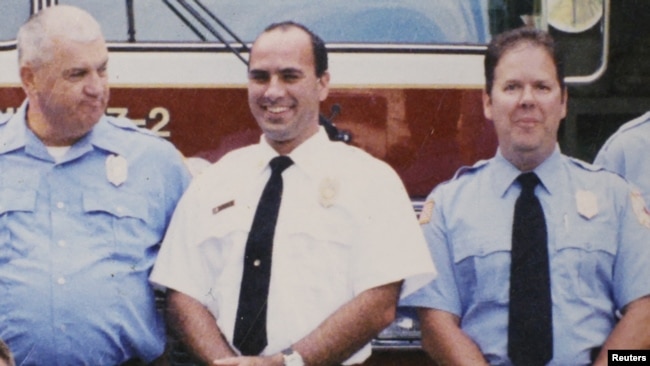 Relawan damkar Corey Comperatore (tengah) bersama rekan-rekan dari Dinas Damkar Buffalo Township. Corey adalah korban tewas penembakan dalam acara kampanye pilpres Donald Trump di Butler, Pennsylvania, Sabtu, 13 Juli 2024.(Foto: Buffalo Township Volunteer Fire Dept via REUTERS)