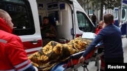 Ljekari prevoze vojnika na nosilima, nakon napada na vojnu bazu Javoriv, u bolnicu u Javorivu, Ukrajina, 13. marta 2022. REUTERS/Kai Pfaffenbach