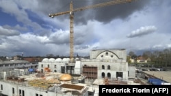 Pembangunan Masjid Sultan Eyyub di Strasbourg, Perancis timur. Dewan Kota Strasbourg menyetujui setidaknya 2,5 juta euro dana publik untuk pembangunan yang dipimpin oleh Asosiasi Milli Gorus (CIMG), 6 April 2021. (Foto: AFP/Frederick Florin)