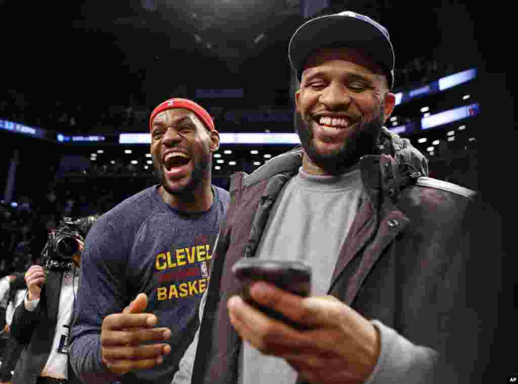 LeBron James (g), avec Carsten Charles, le joueur professionnel de baseball, CC Sabathia, des Yankees de New-York. New-York, 8 décembre 2014. &nbsp;