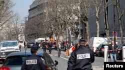 Polisi berjaga di luar kantor Dana Moneter Internasional (IMF) di Paris, Perancis, 16 Maret 2017. (REUTERS/Philippe Wojazer)