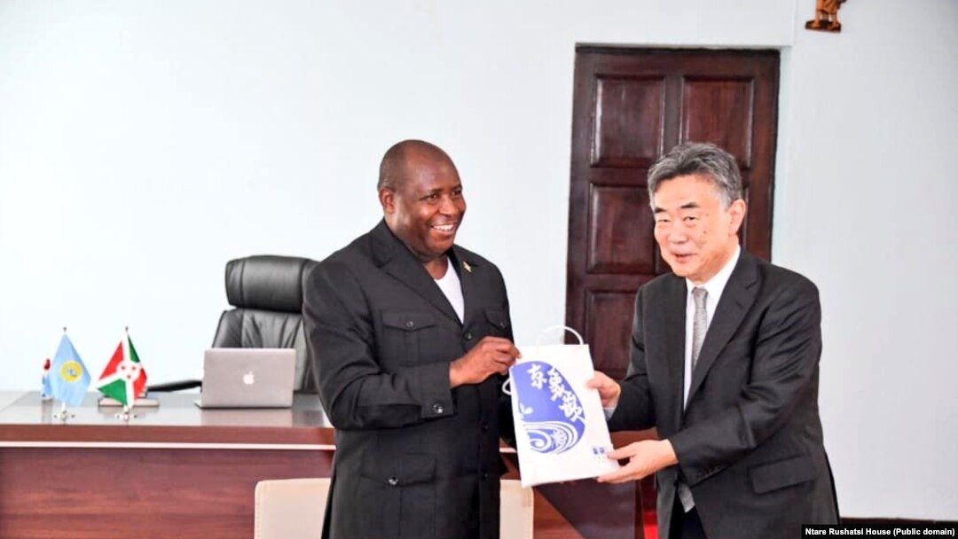 Prezida w'Uburundi Evariste Ndayishimiye kumwe na Ambassaderi ImaI Masahiro, aserukira Ubuyapani mu Burundi.