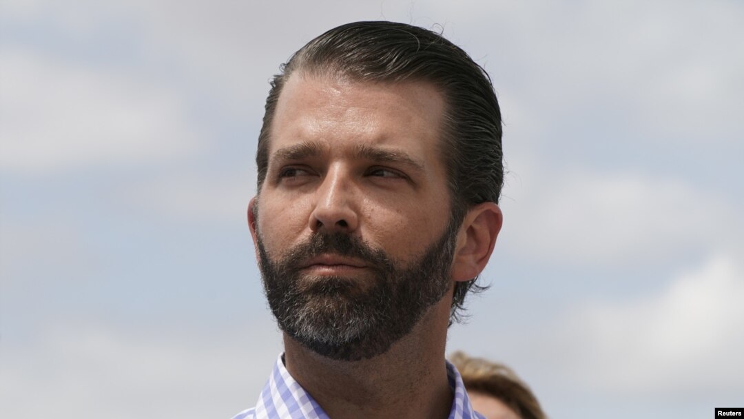 Donald Trump Jr. saat mendampingi ayahnya, Presiden Trump, melakukan lawatan ke Danau Okechobee dan Dermaga Hoover Herbert di Canal Point, Florida, 29 Maret 2019. (Foto: dok).