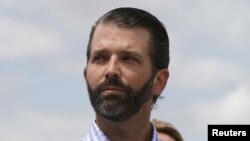 Donald Trump Jr. saat mendampingi ayahnya, Presiden Trump, melakukan lawatan ke Danau Okechobee dan Dermaga Hoover Herbert di Canal Point, Florida, 29 Maret 2019. (Foto: dok).