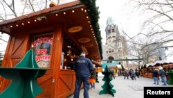 Seorang polisi berdiri di depan salah satu kios di Pasar Natal, Lapangan Breitscheidplatz, Berlin, Jerman, 27 November 2017. 