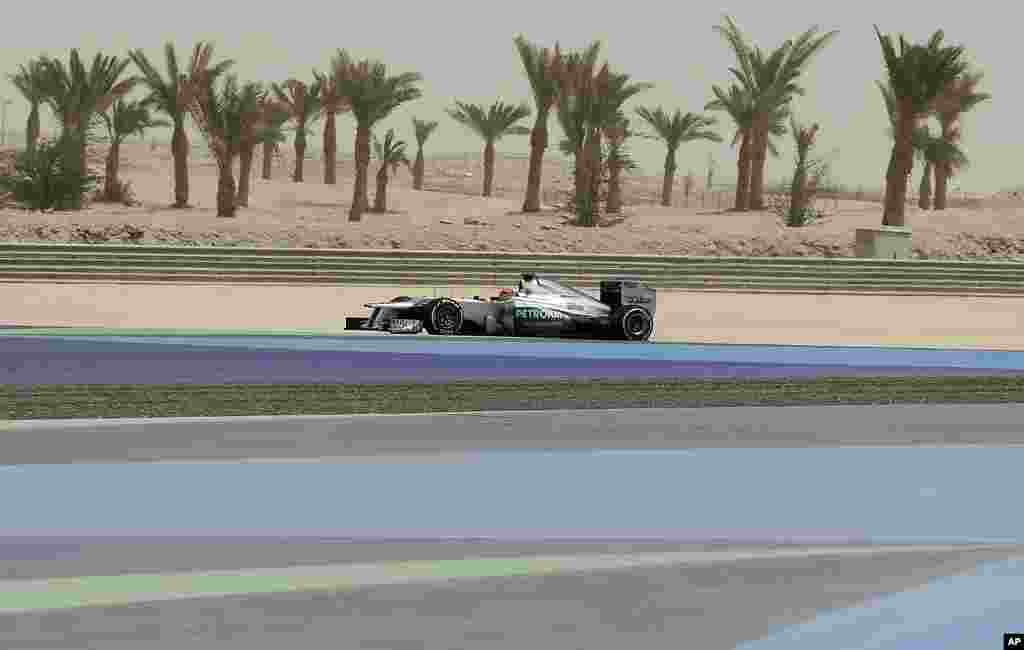 El siete veces campe&oacute;n del mundo, Michael Schumacher, piloto de Mercedes, inicia su auto durante la pr&aacute;ctica del circuito internacional en Sakhir, Bahr&eacute;in. 