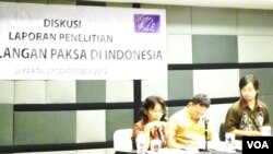 Diskusi laporan penelitian penghilangan paksa di Indonesia yang dilakukan oleh Elsam. Dari kanan: Papang Hidayat (Kontras), Mugiyanto (Ketua IKOHI), dan Theodora J. Erlijn (peneliti Elsam) (Foto: VOA/Fatiyah). 