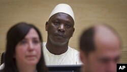  Thomas Lubanga (katikati) akisubiri hukumu yake katika mahakama ya ICC huko the Hague. 