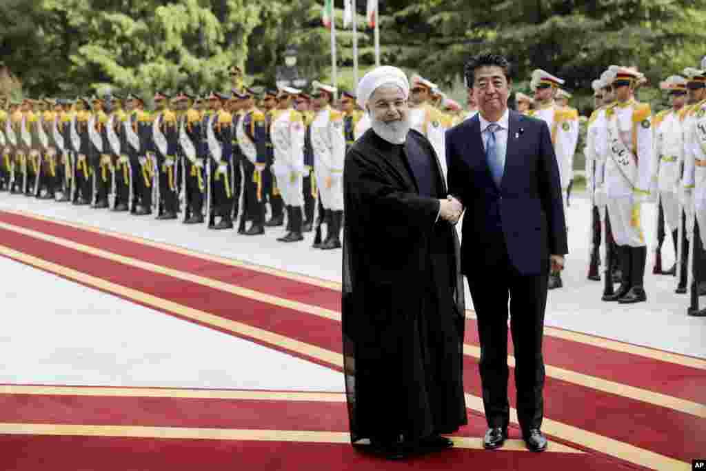 اسوشیتدپرس این عکس را از دیدار نخست وزیر ژاپن و حسن روحانی در تهران منتشر کرده است. پاتریک کلاوسون تحلیلگر مقیم واشنگتن می‌گوید ژاپن منافعی در ارتباط با دو کشور ایران و آمریکا دارد و سعی دارد که تنش را کاهش دهد. 